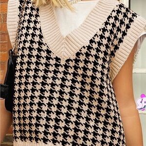 SHEIN Black and Cream Houndstooth V-Neck Sweater Vest